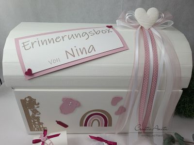 Erinnerungsbox - Geschenktruhe zur Geburt mit süßen Babyaccessoires in BEERE, inkl. Milchzahntruhe