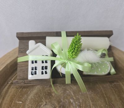 Geschenkset mit Keramik-Haus, Kerze, Kerzenständer und Trockenblumen dekoriert