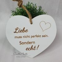 Holzherz "Liebe muß nicht..." - Schild zum Hängen mit Jutekordel, Shabbystil