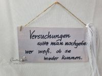 Handgemachtes Holzschild beschriftet "Versuchungen sollte man nachgeben... " Flieder-Schwarz, Muttertag, Geburtstagsgeschenk
